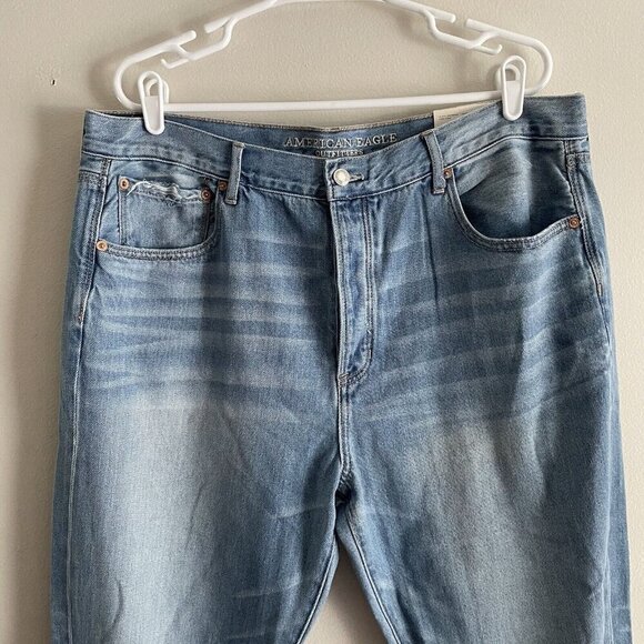 American Eagle 18 Light Wash Distressed Button Fly Hi-Rise Girlfriend Jean NWT - Picture 4 of 15